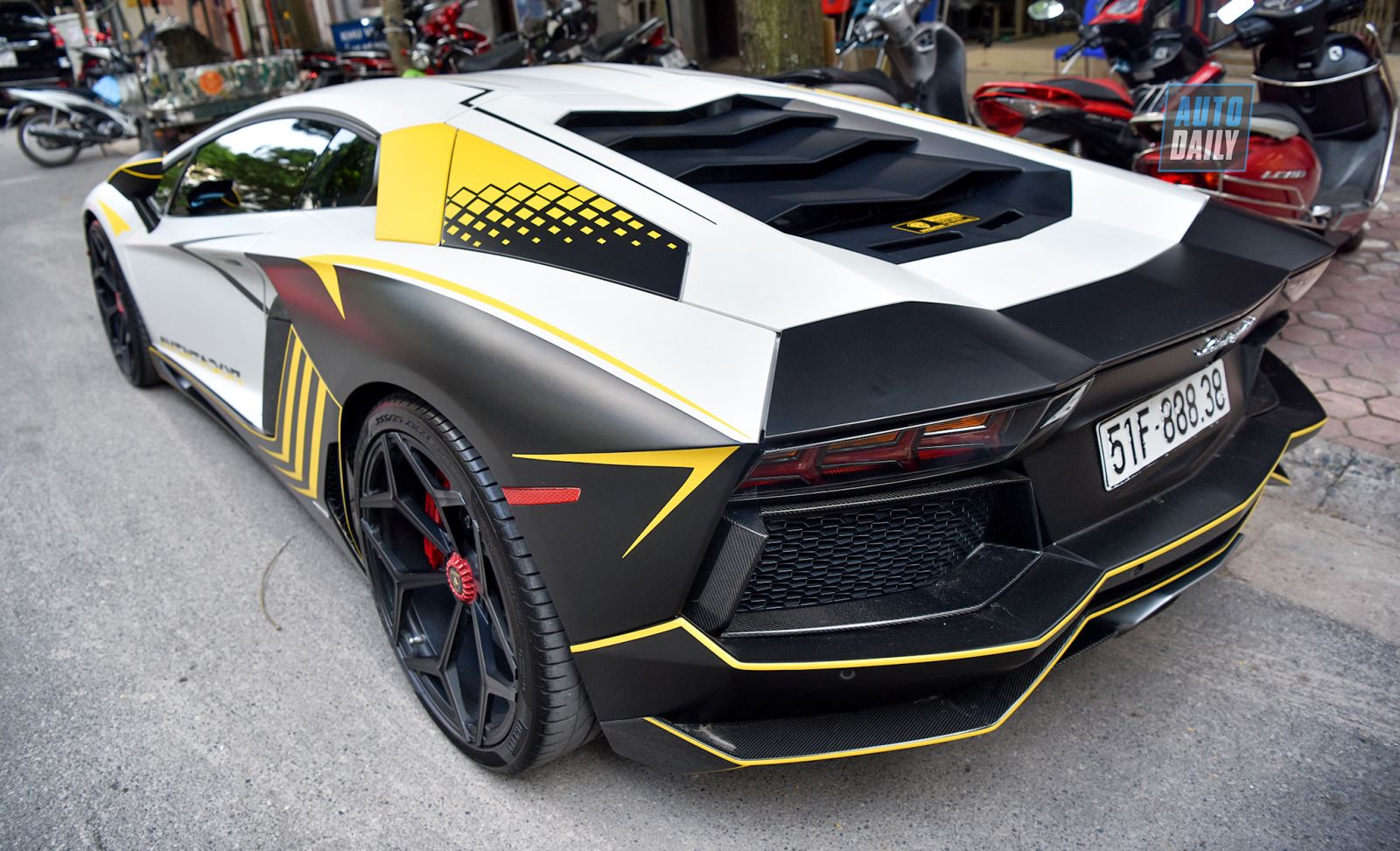 Lamborghini Aventador đổi màu ngoại thất và độ ống xả kiểu xe đua 10