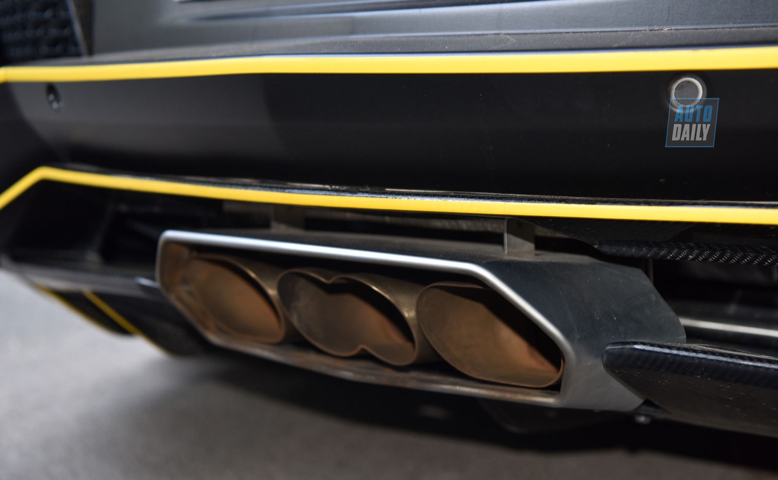 Lamborghini Aventador đổi màu ngoại thất và độ ống xả kiểu xe đua 12