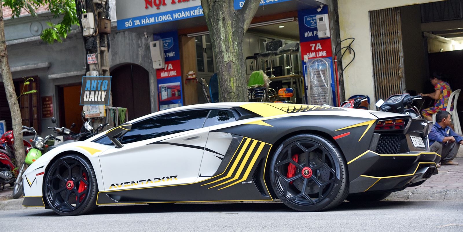 Lamborghini Aventador đổi màu ngoại thất và độ ống xả kiểu xe đua 15