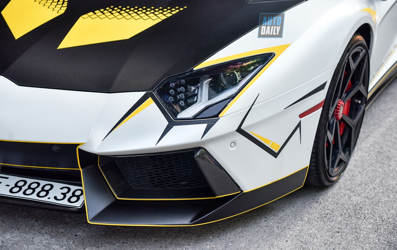 Lamborghini Aventador đổi màu ngoại thất và độ ống xả kiểu xe đua 3