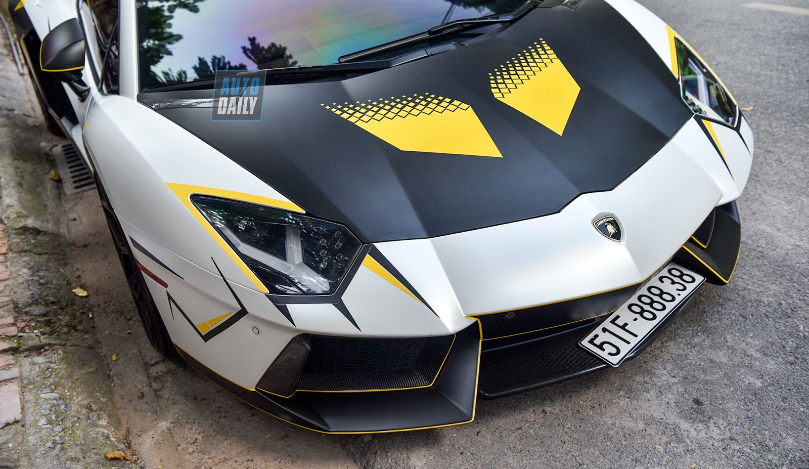 Lamborghini Aventador đổi màu ngoại thất và độ ống xả kiểu xe đua 5