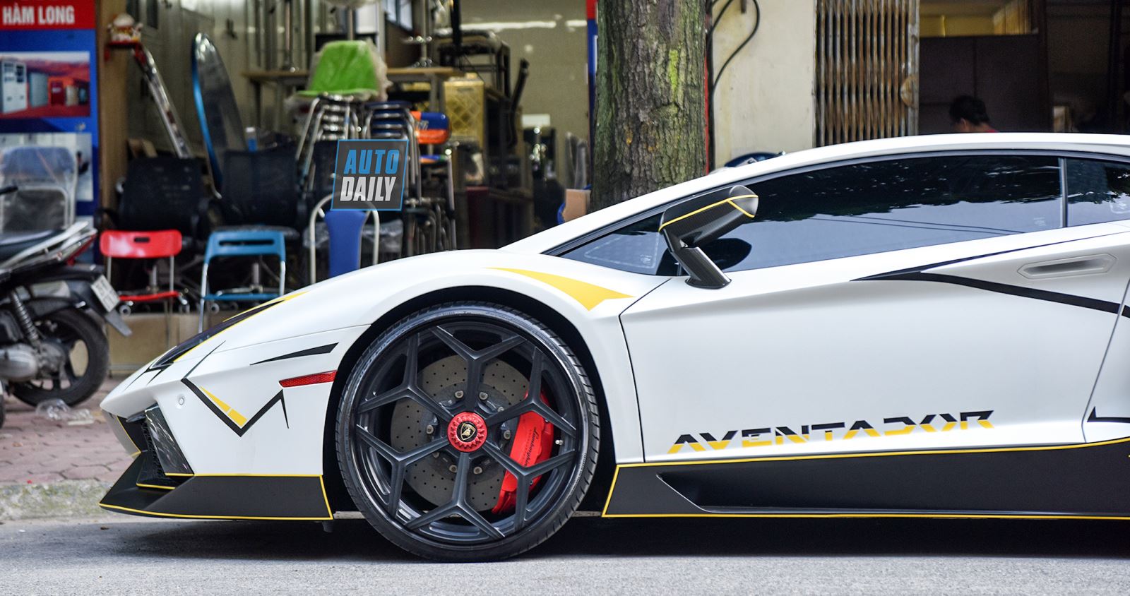 Lamborghini Aventador đổi màu ngoại thất và độ ống xả kiểu xe đua 6