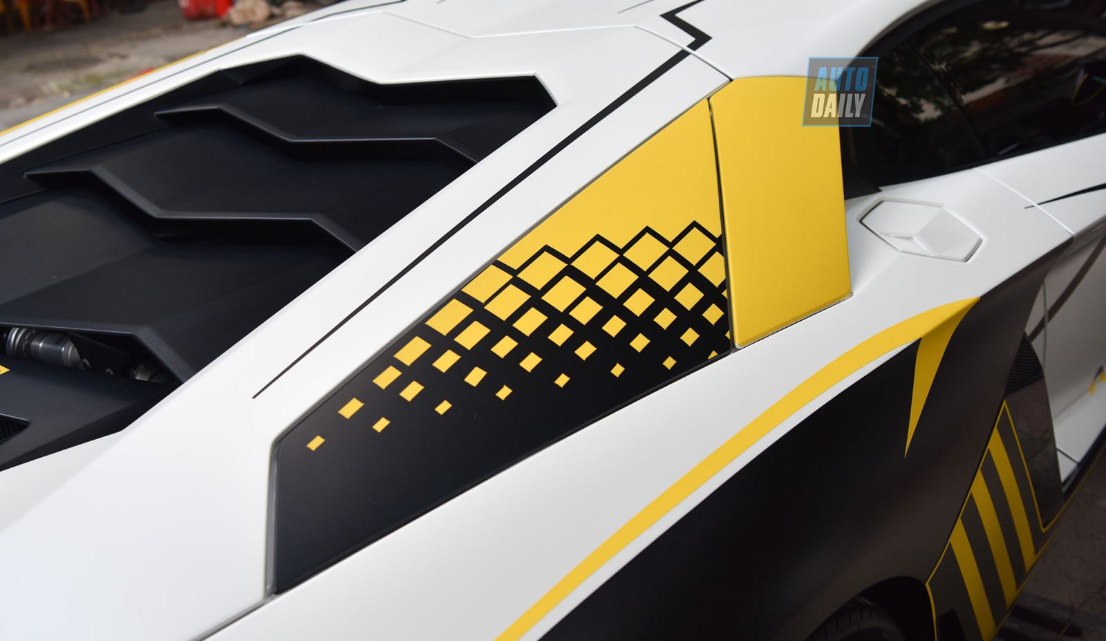 Lamborghini Aventador đổi màu ngoại thất và độ ống xả kiểu xe đua 9